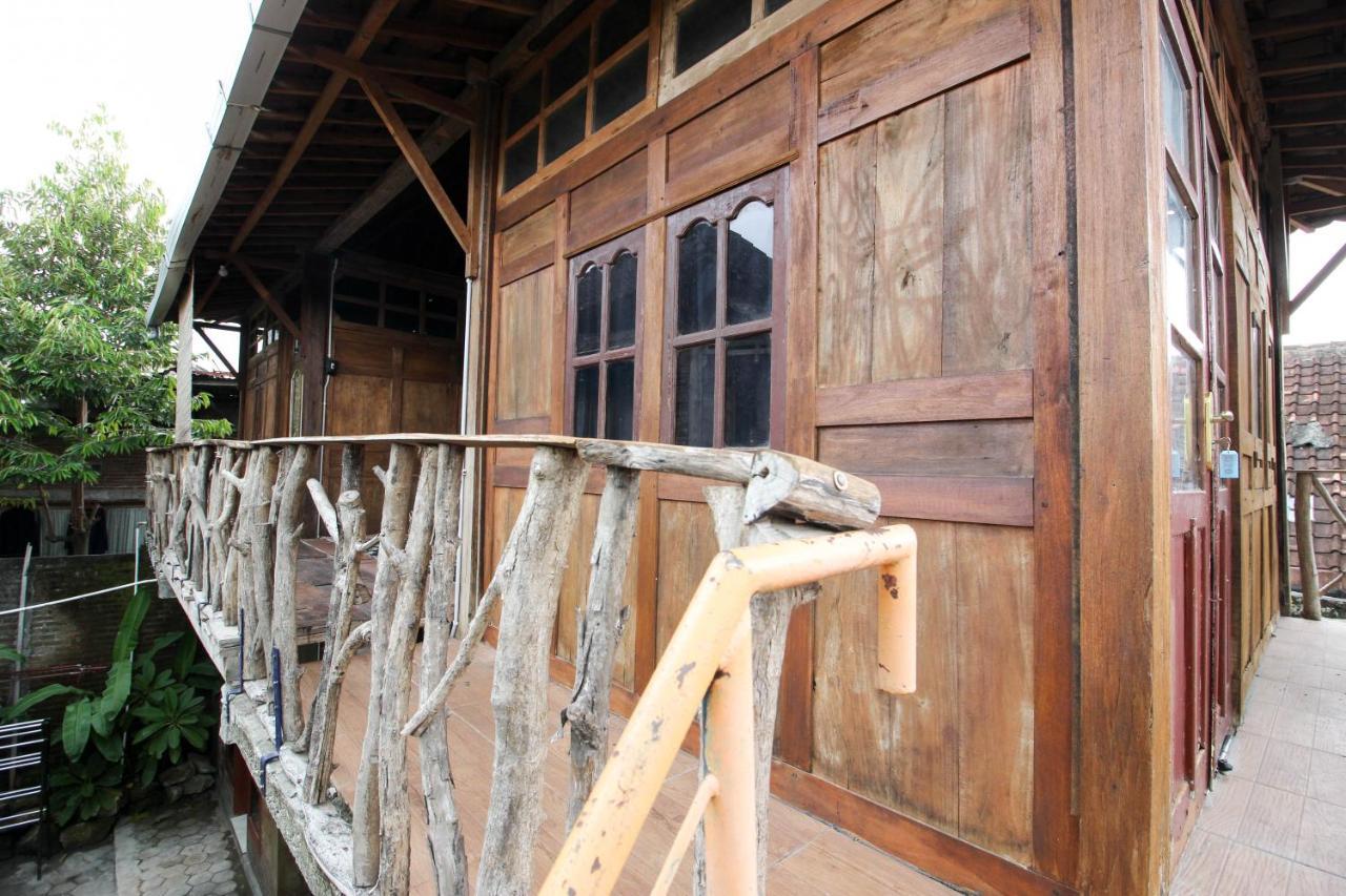 Reddoorz Near Rumah Sakit Wirosaban Salakan Esterno foto