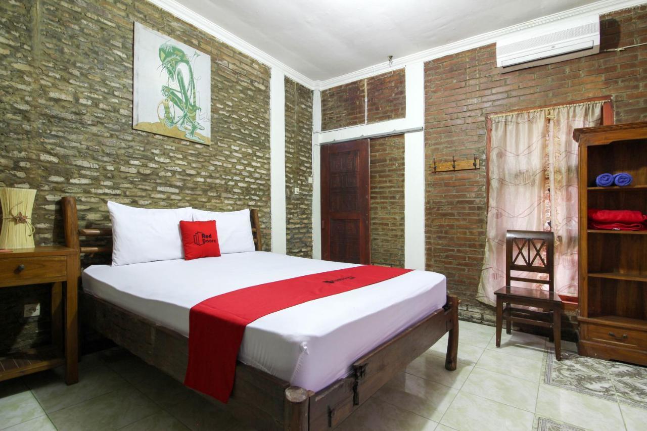 Reddoorz Near Rumah Sakit Wirosaban Salakan Esterno foto