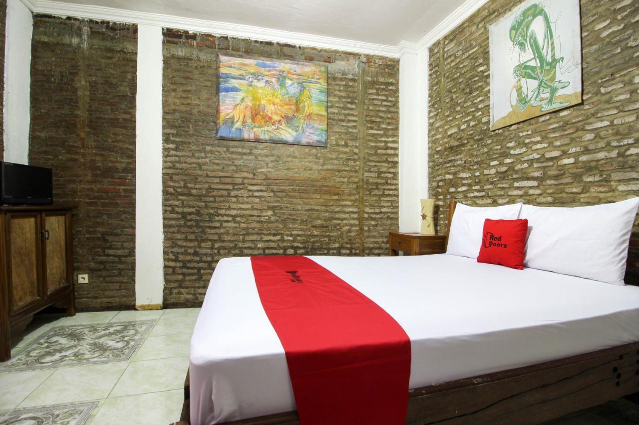 Reddoorz Near Rumah Sakit Wirosaban Salakan Esterno foto